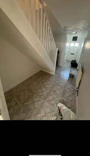 Large 3 Bed House with 2 Bathrooms and Big Garden