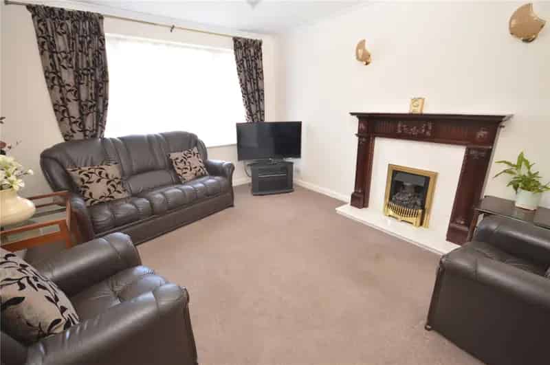 Three Bedroom Semi Detached House With Garage and Driveway