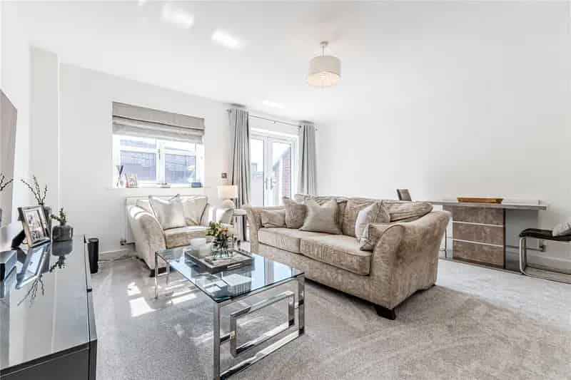 Spacious Four-Bedroom Home Near Bramley Train Station
