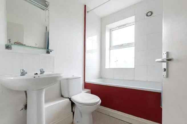 1 Bedroom Flat for Sale in Mitcham Near Tooting Broadway Station