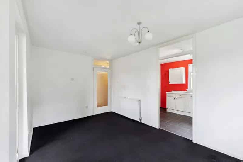 Spacious Ground Floor Flat in Milngavie Near Train Station