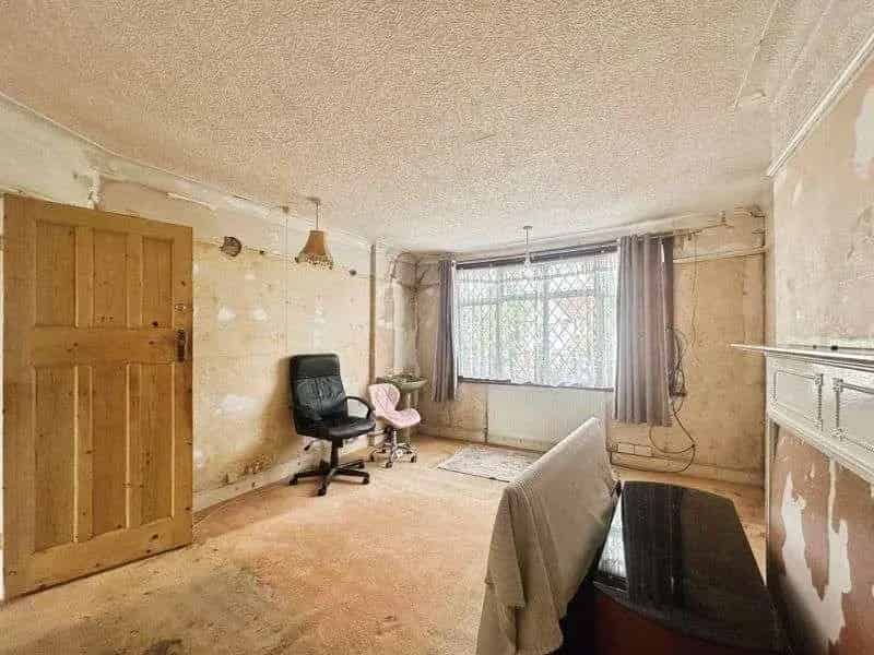 3 or 4 Bedroom Extended House with Driveway - Chain Free