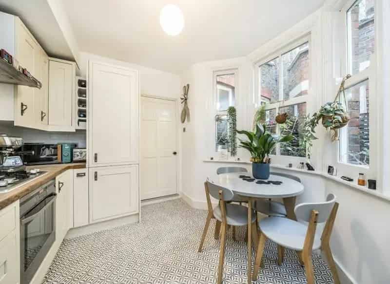 One Double Bedroom Victorian Apartment with Private Garden