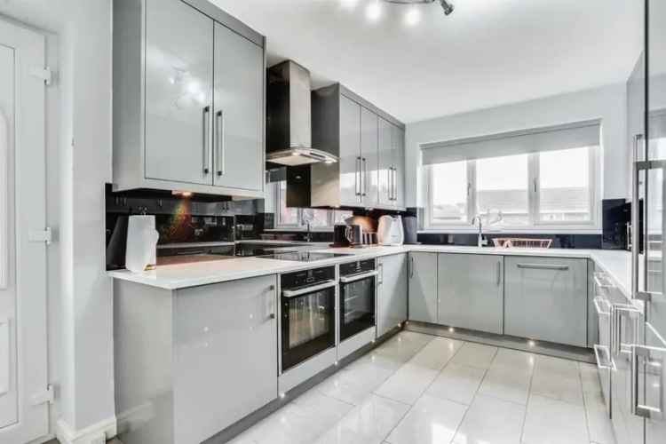 Four Bedroom Detached Family Home Wrenthorpe