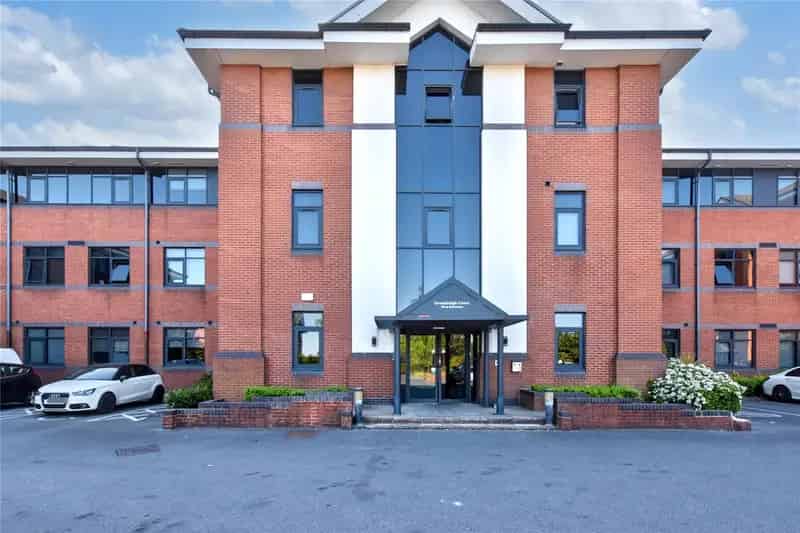 Stylish First Floor Apartment Two Double Bedrooms Parking