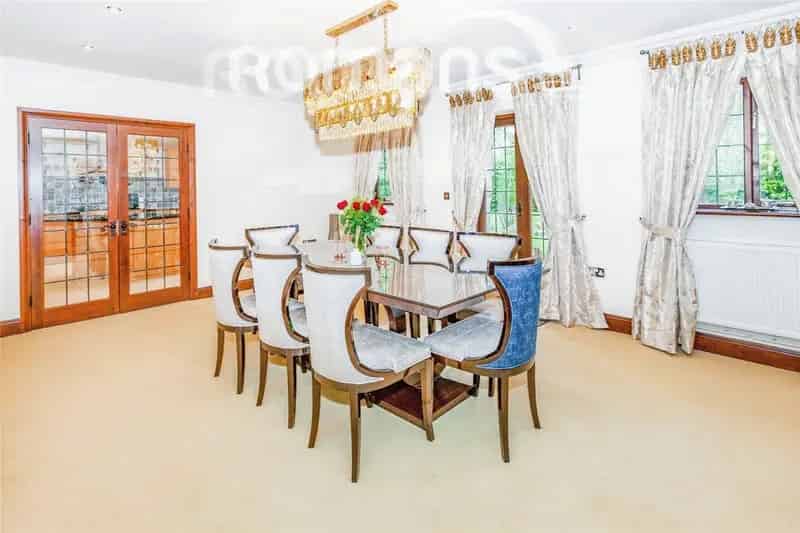 4 Bedroom Detached House with Garden and Double Garage