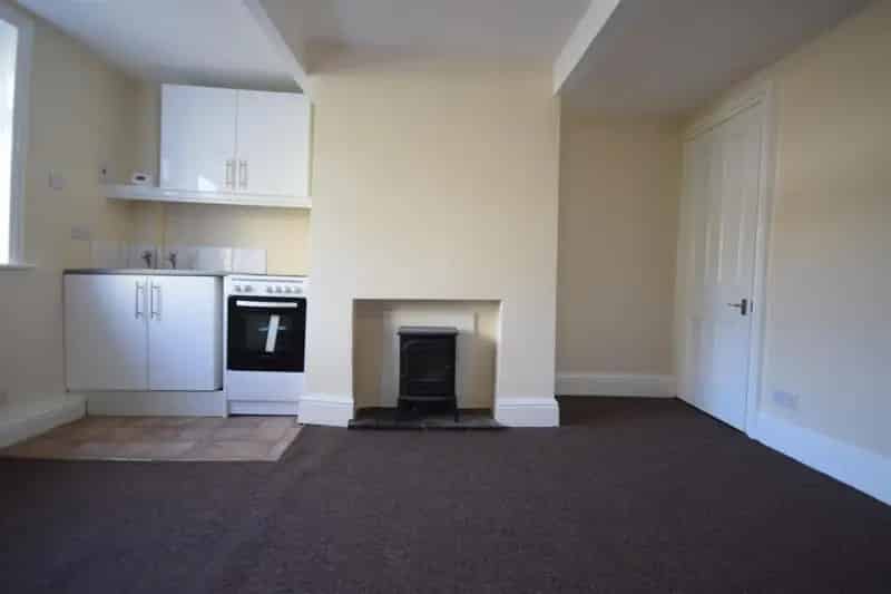 1 Bedroom Terraced House Near Queensbury Shops