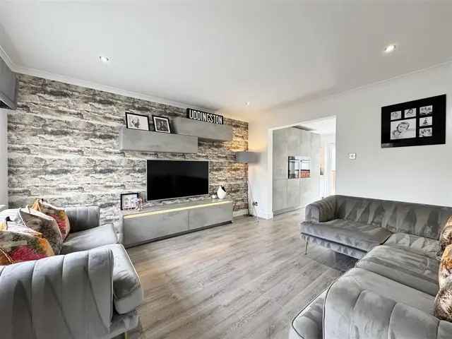 3 Bedroom Detached House for Sale in Uddingston