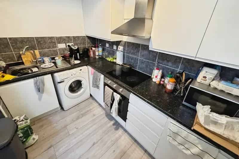 2 Bed Flat with Parking Near Public Transport