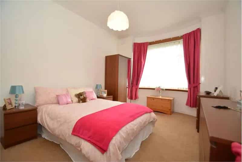 2 Bed Lower Cottage Flat with 2 Reception Rooms Near Amenities