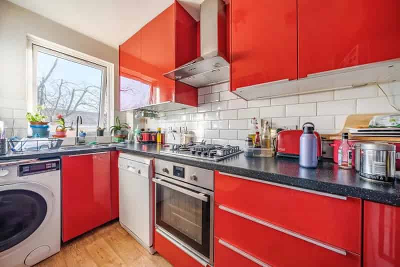 Two Double Bedroom Flat with Balcony and Roof Terrace