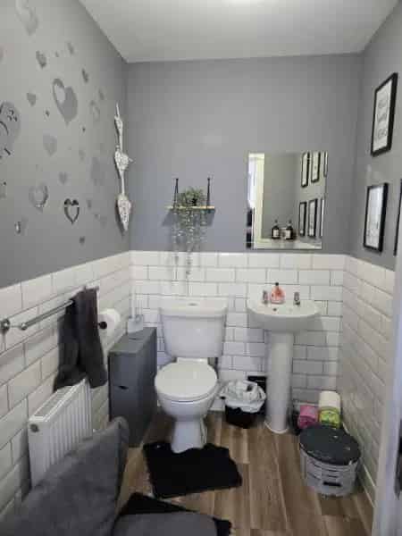 3 Bedroom House Near Schools Shops Train Station