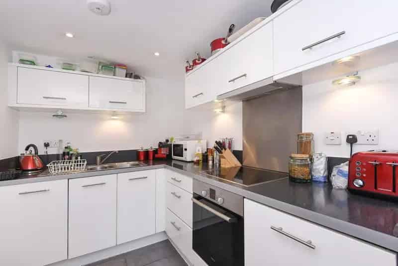 Spacious 553 sq ft One Double Flat in Gated School Conversion