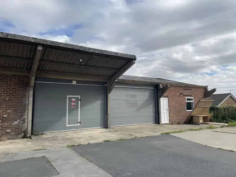 Industrial Unit For Lease - Concrete Frame, 2 Sectional Doors, 3.27m Eaves