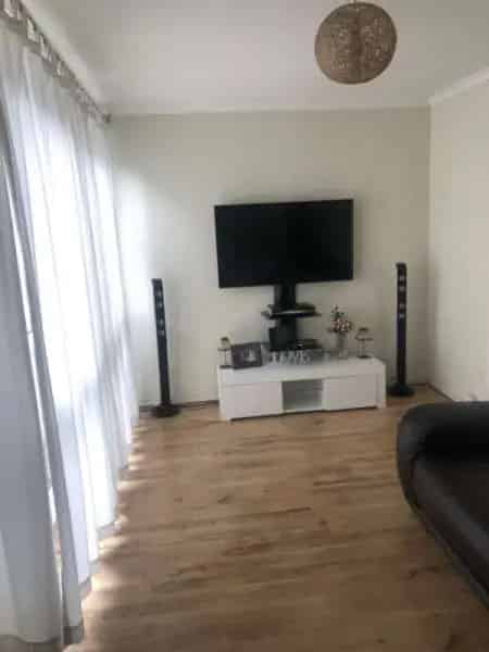 3 Bed Maisonette near River Thames with Garden and Parking