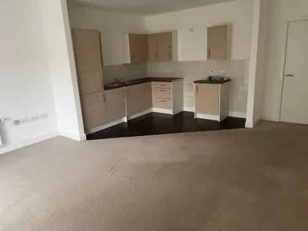 Large 2 Bed New Build Flat Near Shops Schools and Stations