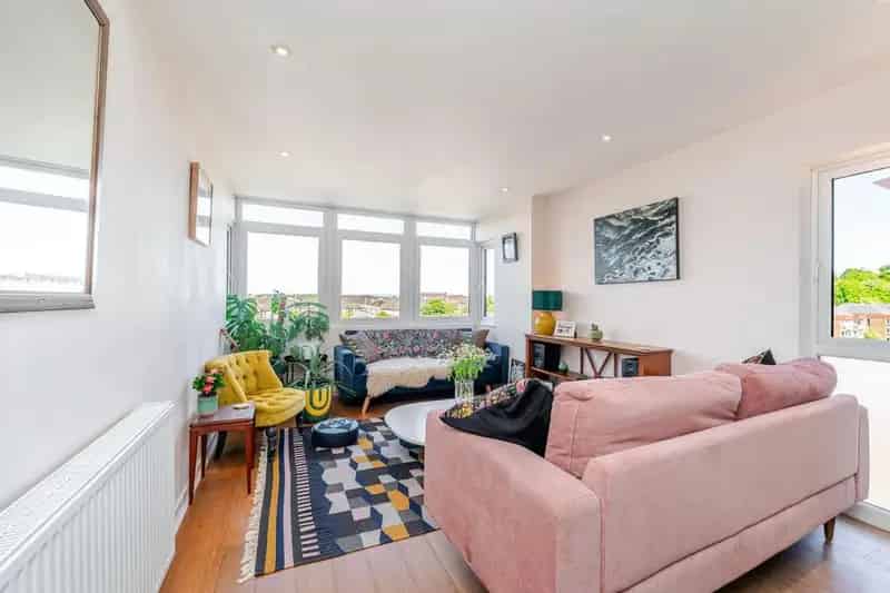 2 Bedroom Apartment for Sale in Shawlands