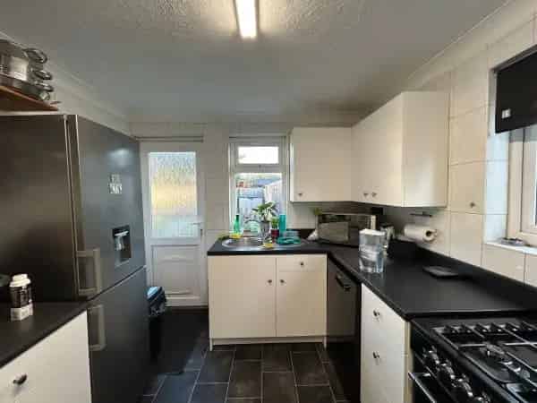 3 Bed House New Kitchen and Bathroom Patio and Drop Kerb