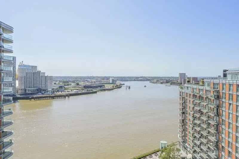 2 Bed Flat for Sale near Canary Wharf with River Thames Views
