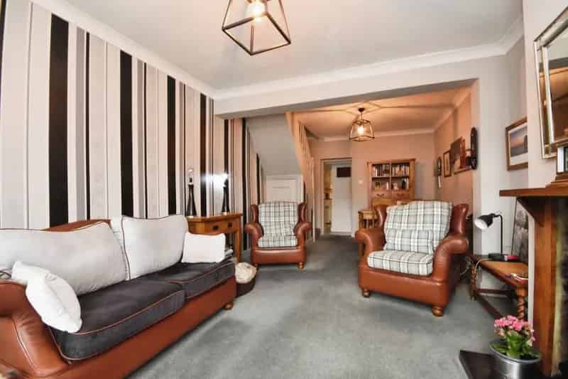 Charming Two Double Bedroom Cottage Near High Street and Station