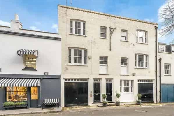 Stunning 3-Bedroom House with Roof Terrace and Garage for Sale