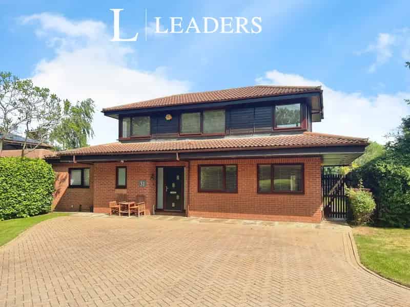 Four Bedroom House with Home Gym and Marina Views