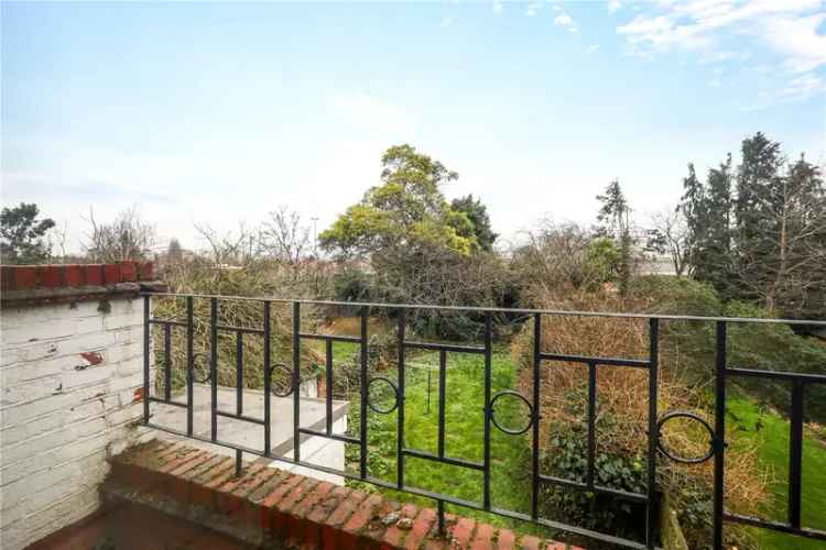 5 Bedroom House in Ealing - Large Family Home
