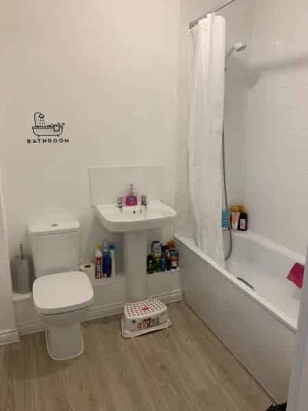 2 Bed Second Floor Flat Near Schools with Parking