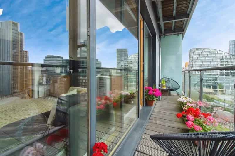 2 Bedroom Flat for Sale Manchester M4 City Skyline Views Secure Parking