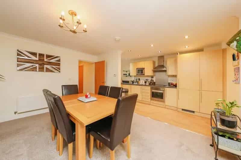 2 Bed River View Apartment Secure Parking Zero Deposit