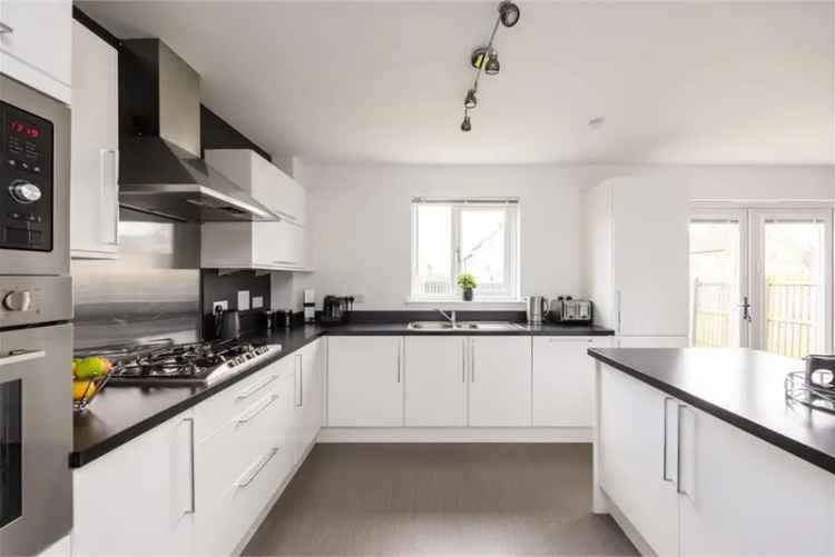 6 Bed Detached House in Bonnyrigg