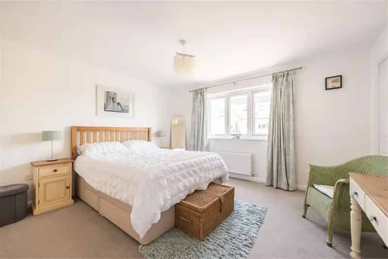 4 Bed House - Detached with 3 Reception Rooms