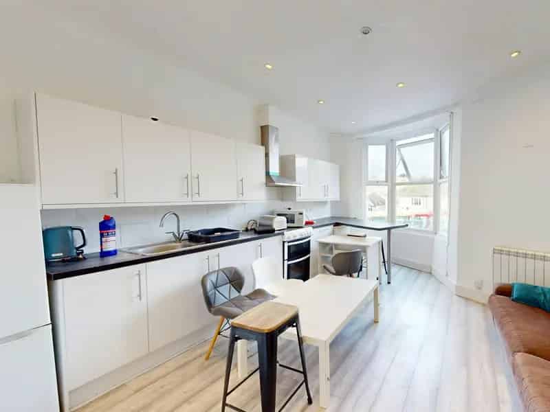 5 Double Bedroom Student House Modern Bathroom Open Plan Living
