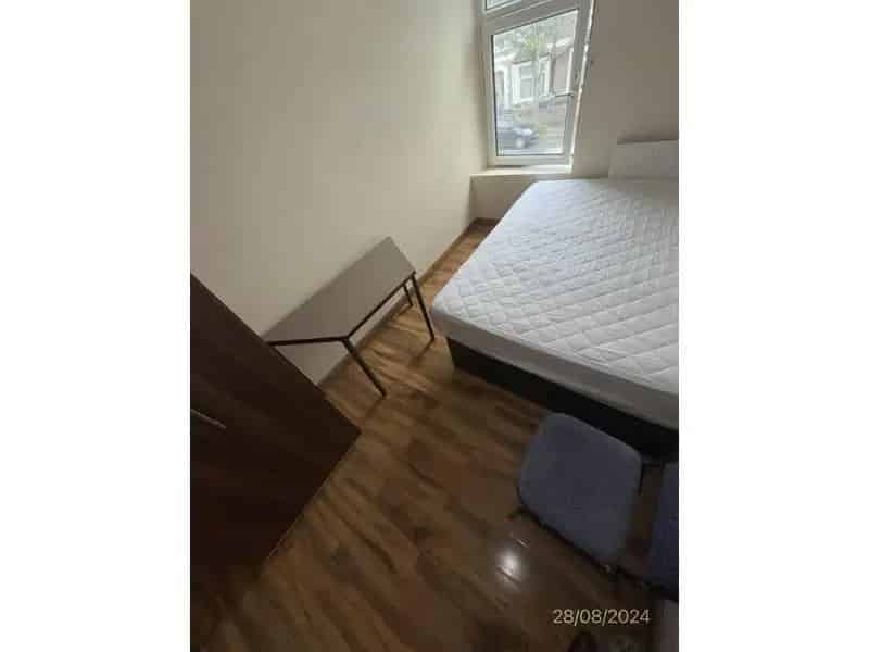 1 Bedroom Flat Share to Rent - Modern, 3 Shower Rooms