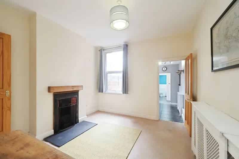Three Bedroom Mid Terraced House Loughborough