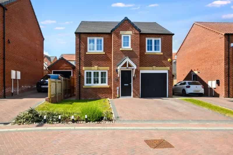 Four Bedroom Detached House Wakefield City Fields Ample Parking En Suite