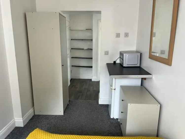 Ground Floor Studio Flat Near Shops and Bus Stops