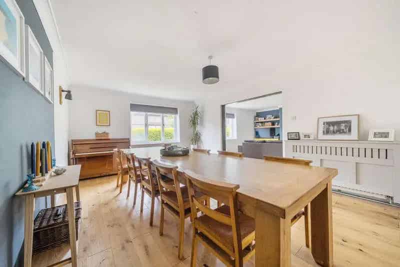 5 Bed House for Sale: Family Home with Garden and Garage