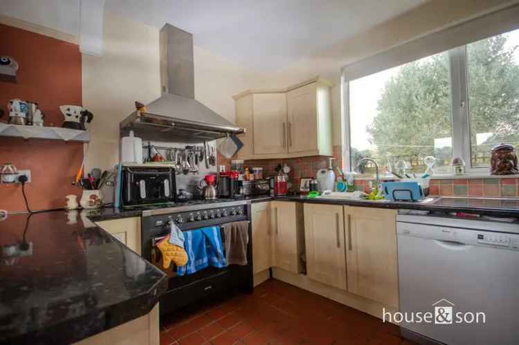 3 Bedroom Detached House For Sale in Winton