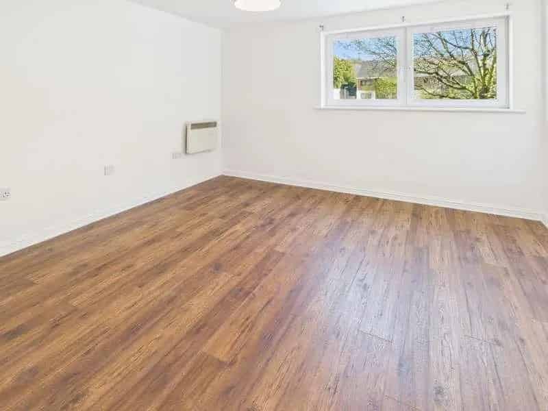 2 Bed Flat for Sale in L19 - Close to Amenities and Transport Links