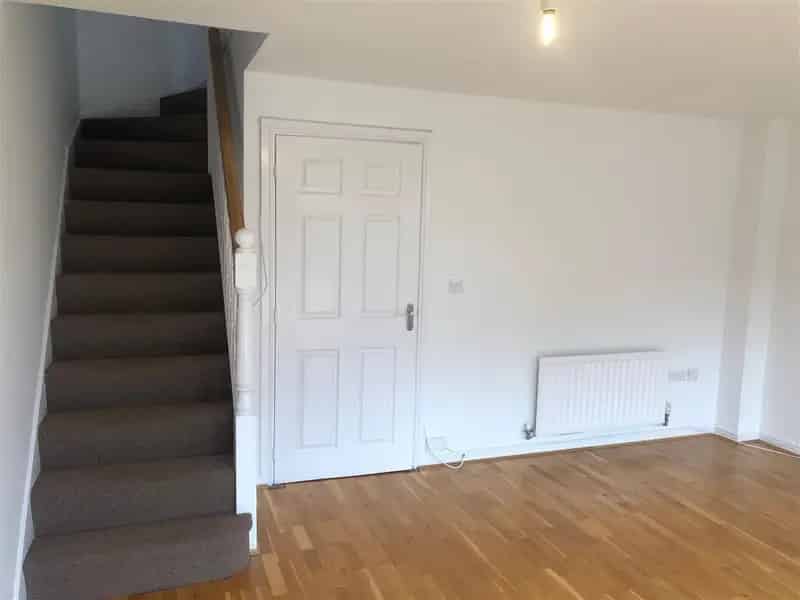 Modern 3 Bed Mid Terraced House Near A1 Grantham