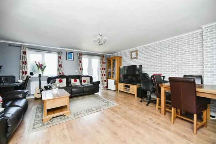 4 Bedroom Semi-Detached House in Peacehaven