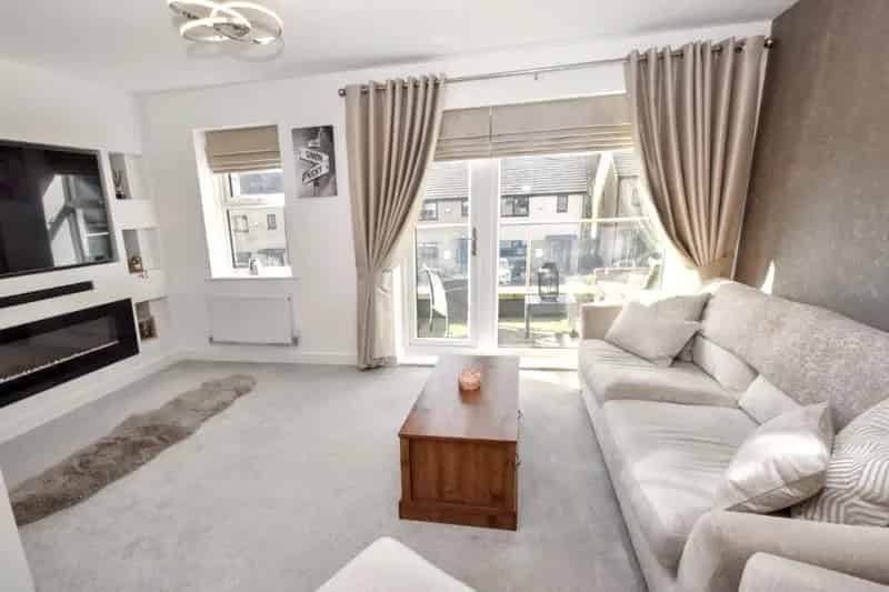 Modern Townhouse Four Bedrooms Ensuite Garage Garden Near Leeds Bradford