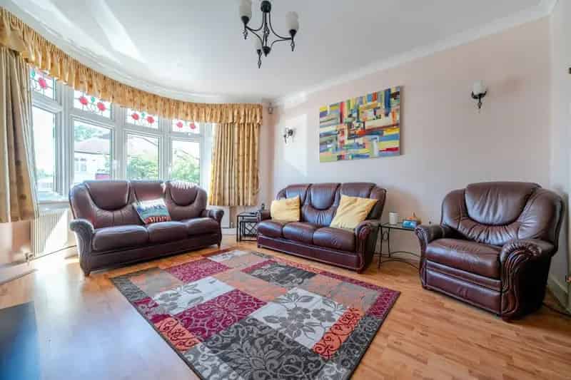 Spacious 4 5 Bedroom Semi Detached House with Large Garden and Parking