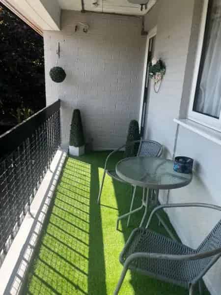 2 Bed Flat Near Bluewater with Balcony