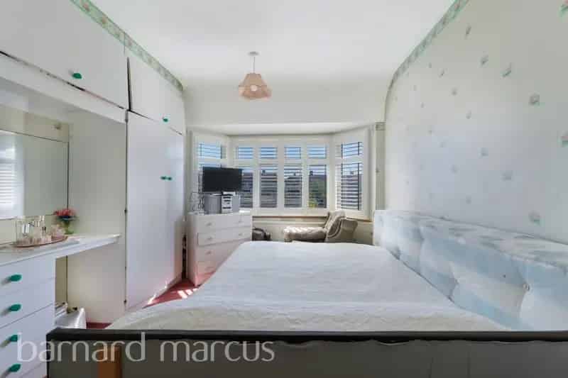 Three Bedroom Semi-Detached House Near Mitcham Eastfields Station