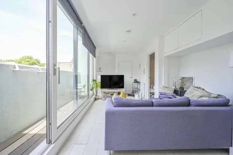 2 Bed Flat for Sale Canary Wharf Top Floor Balcony