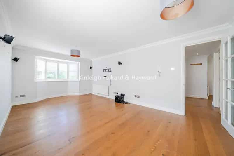 Two-Bedroom Flat Near Stockwell Oval Tube Stations