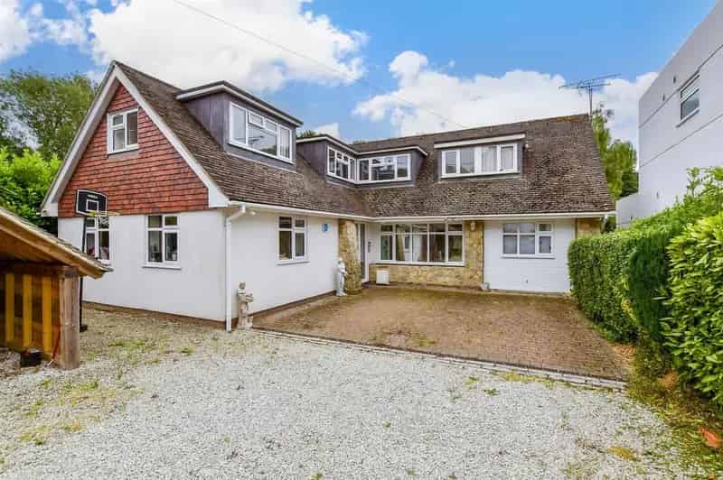 4 Bedroom Detached House with Annexe and Large Garden