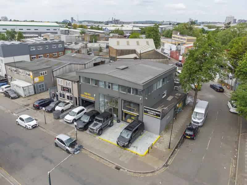 Hybrid Business Unit with Warehouse & Modern Offices Near Harlesden Station